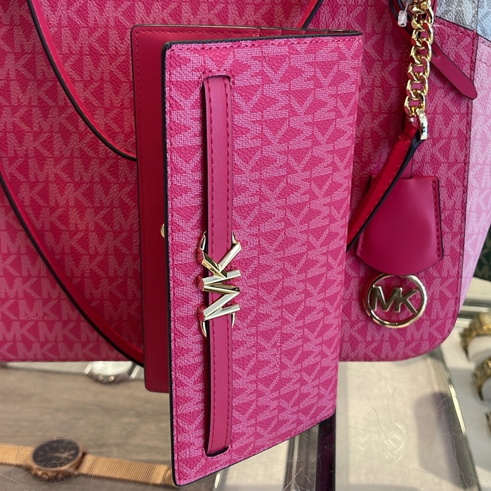 MICHAEL KORS
Reed Large Snap Signature Wallet
Electric Pink 
NWT - Picture 11 of 16